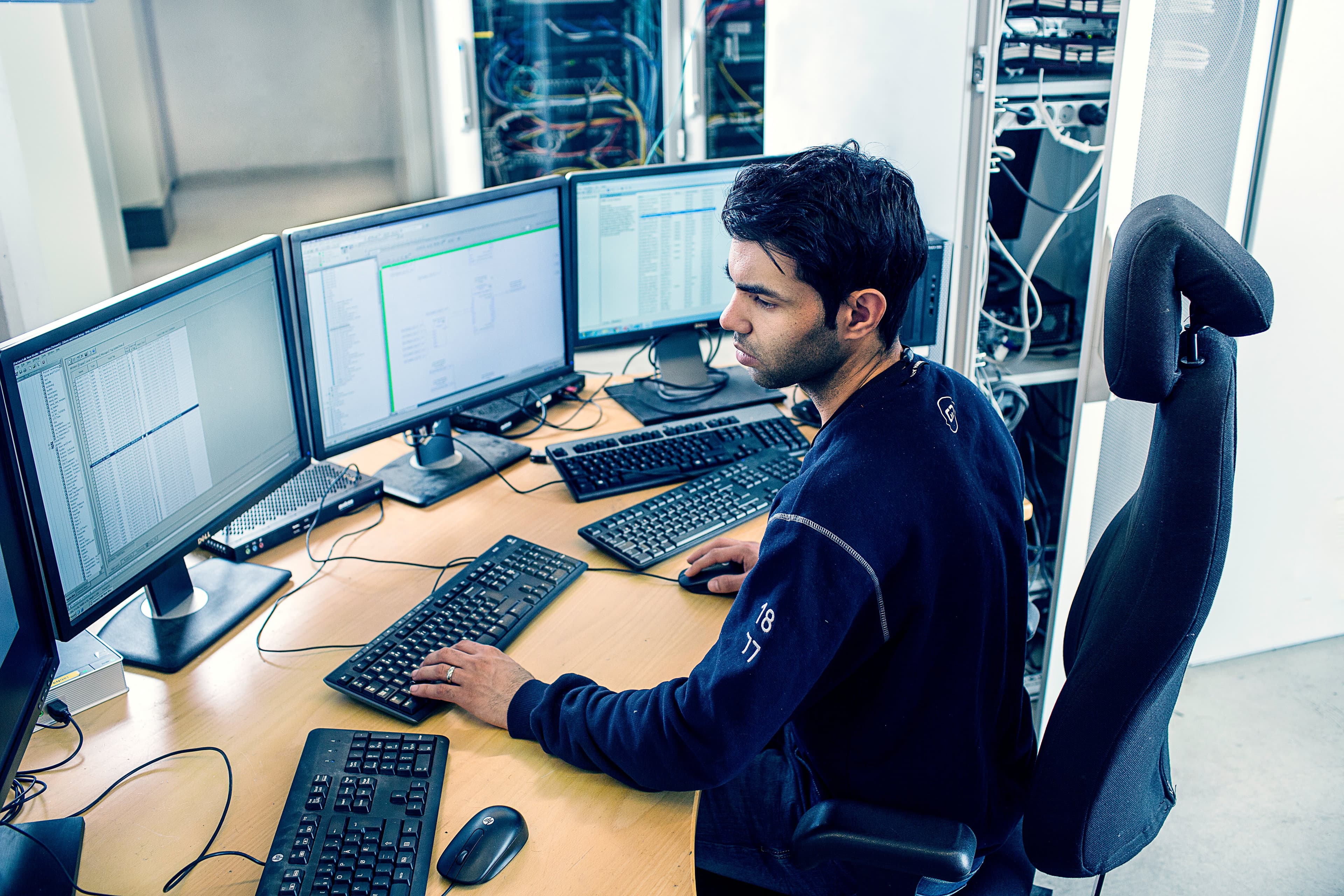 Medarbetare inom service och support på Guard som sitter vid sitt skrivbord
